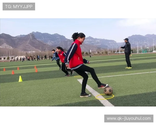 李小萌积极参与校园足球活动展现团队精神与运动风采