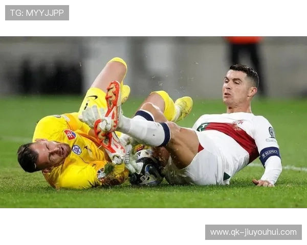 双手接球犯规？看搞笑足球赛场上的另类瞬间